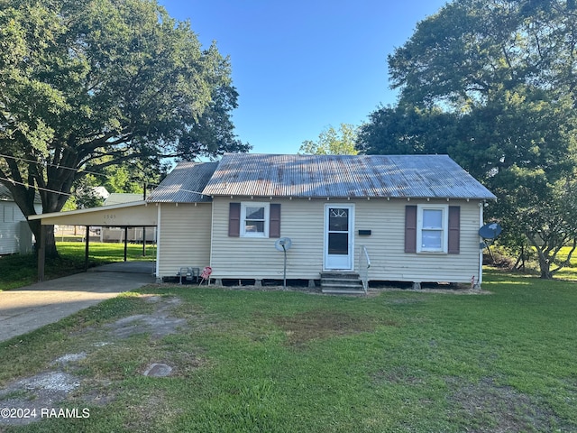 view of front facade featuring a front lawn and a carport