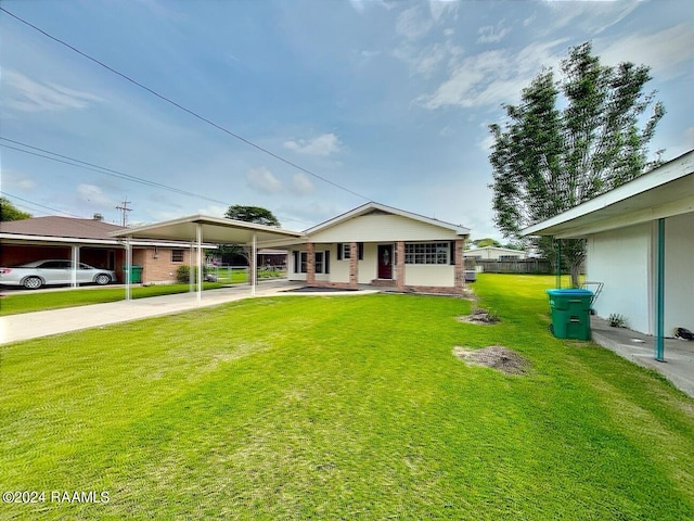 view of front of house featuring a carport and a front lawn