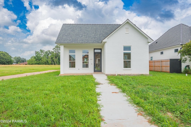 view of front of home featuring a front yard