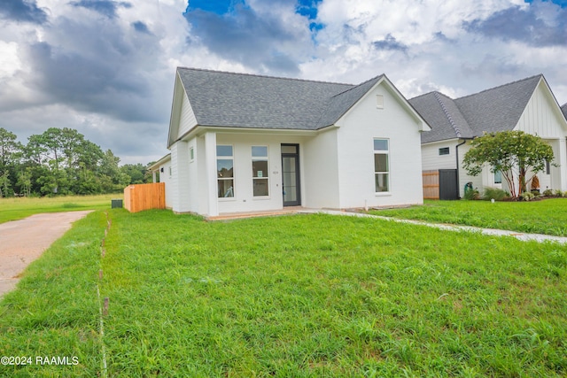 view of front facade featuring a front yard