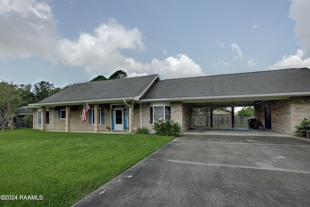 view of front of home featuring a carport and a front yard