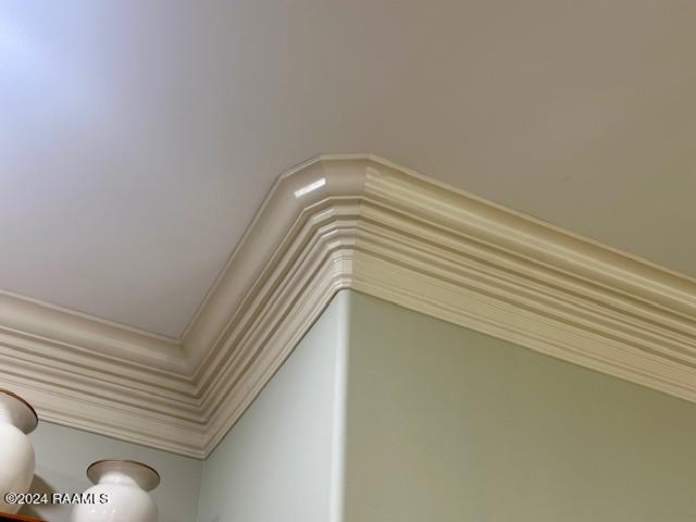 details featuring crown molding