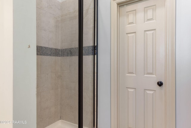 bathroom featuring a tile shower