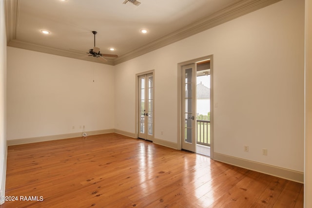 empty room with ceiling fan, light wood-type flooring, and ornamental molding