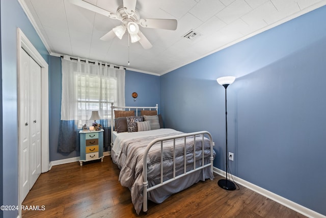 bedroom featuring ornamental molding, dark wood-type flooring, a closet, and ceiling fan