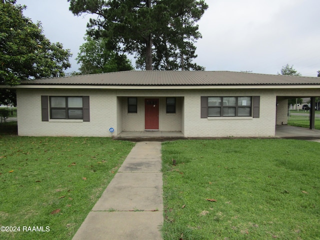 single story home featuring a front lawn