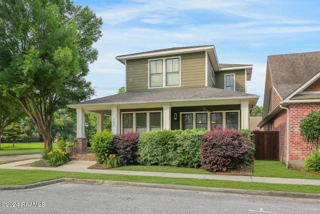 view of front of property featuring a front lawn