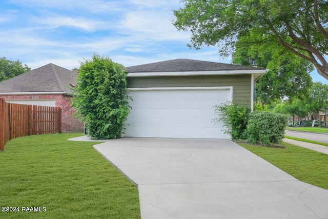 view of front facade featuring a garage and a front lawn