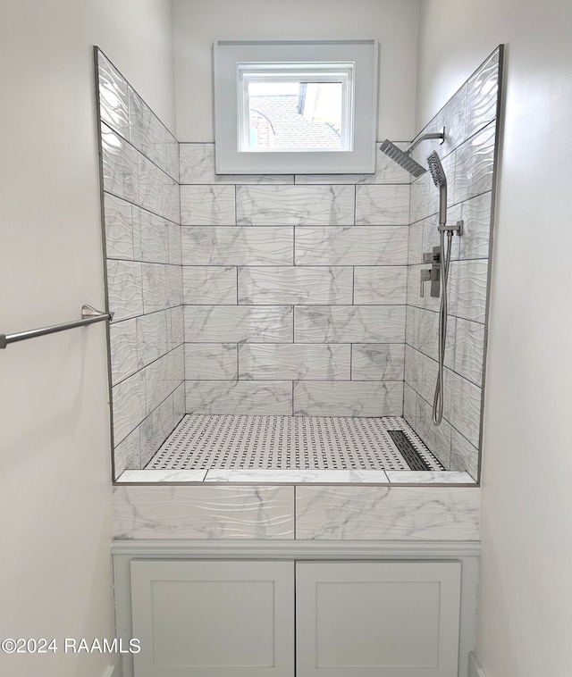 bathroom featuring a tile shower