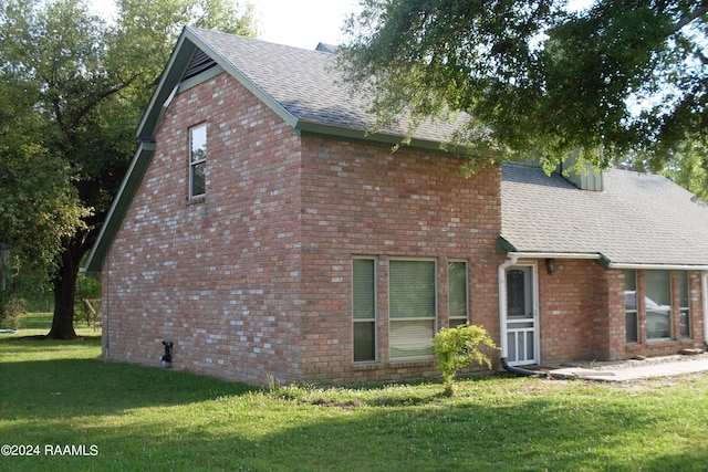 view of front of home featuring a front lawn