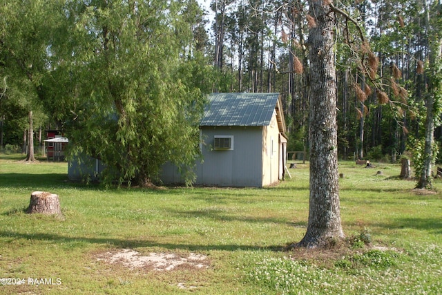 view of yard featuring a storage unit