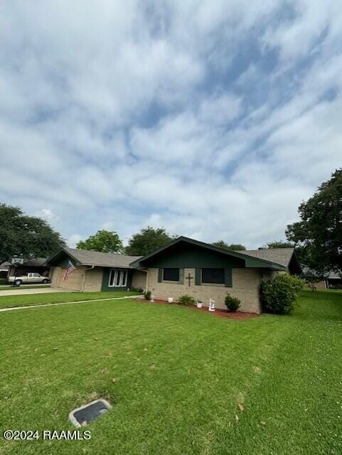 view of front of house featuring a front yard