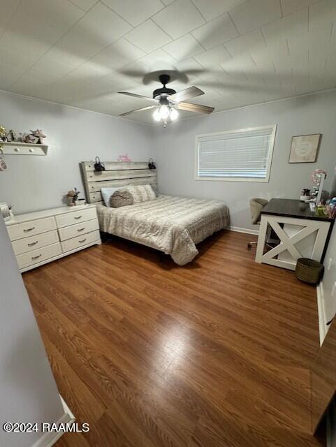 bedroom featuring dark hardwood / wood-style floors and ceiling fan