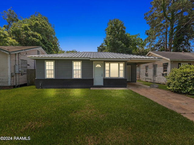 single story home with a front yard