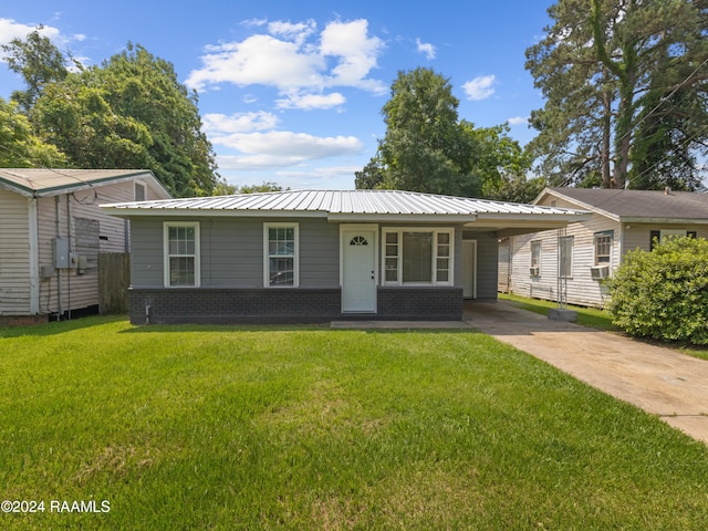 view of front of home with a front lawn