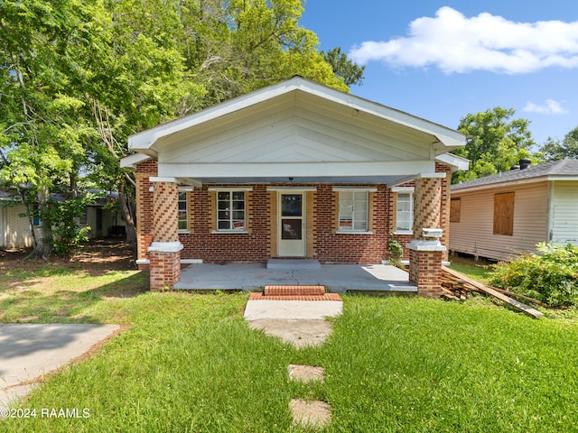 view of front of home featuring a front yard