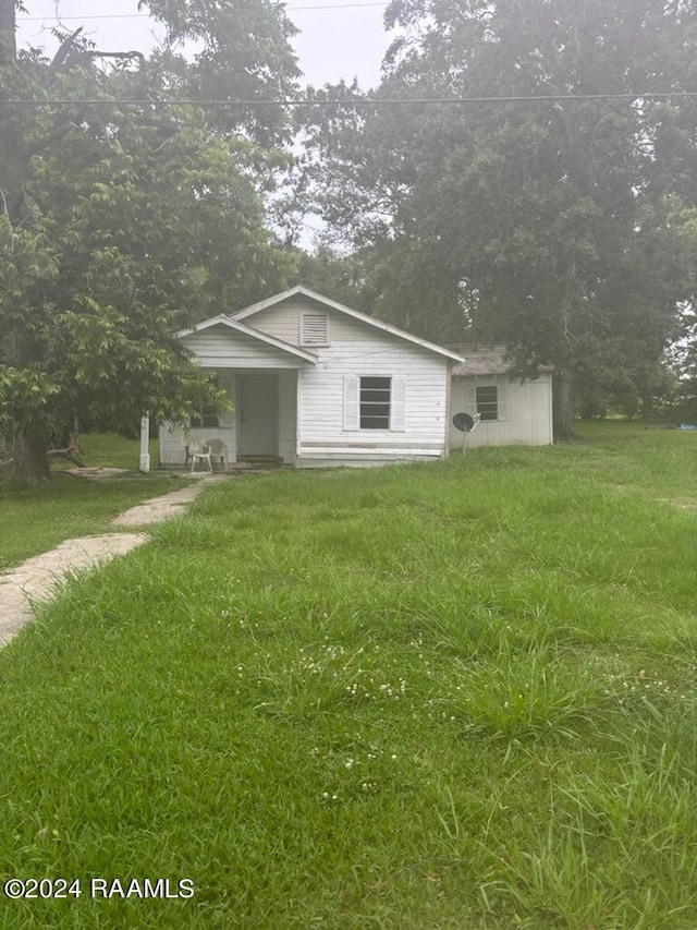 view of front facade featuring a front yard