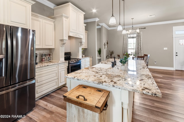 kitchen with dark hardwood / wood-style flooring, an island with sink, electric range, stainless steel refrigerator with ice dispenser, and sink