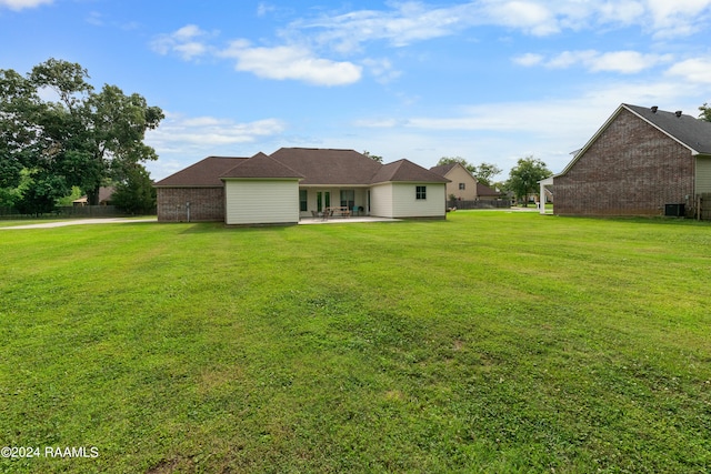 view of yard featuring a patio area