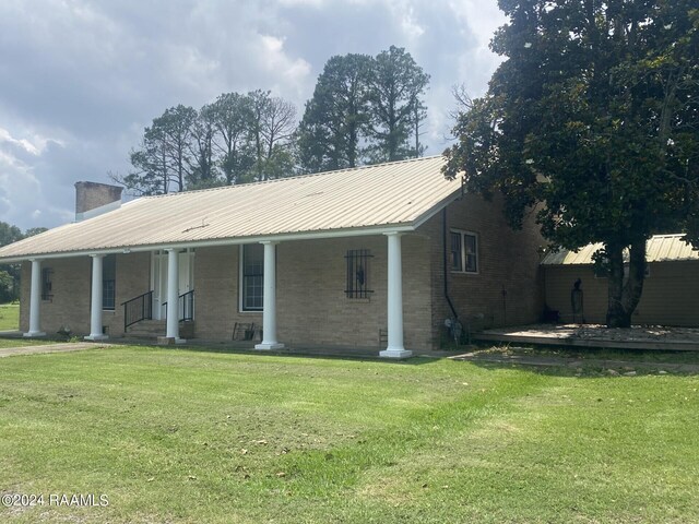 view of front facade featuring a front lawn and covered porch