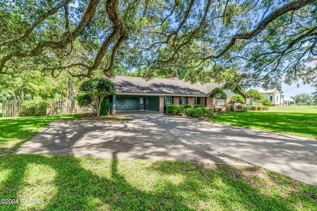 single story home featuring a front lawn