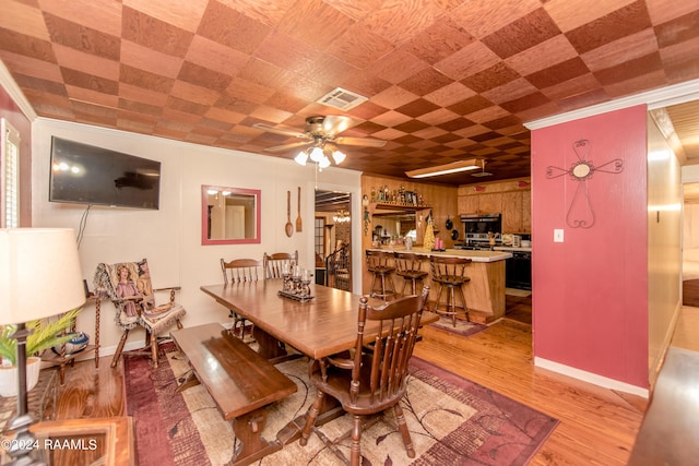 dining room featuring crown molding, light hardwood / wood-style flooring, and ceiling fan