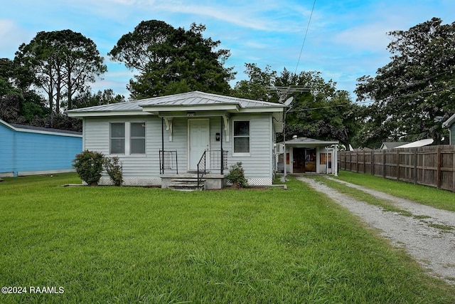 bungalow featuring a front lawn