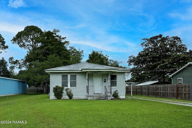 view of front of house featuring a front lawn