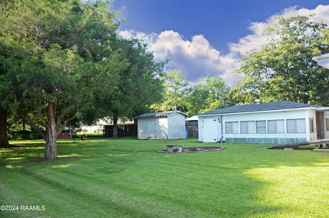 view of yard with a shed