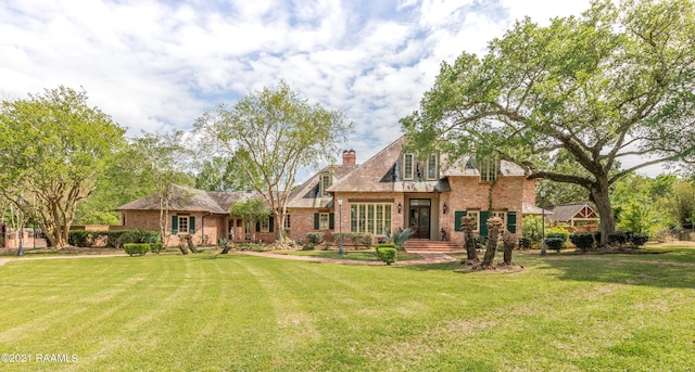 view of front facade featuring a front yard