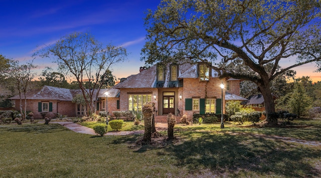 view of front of house featuring a lawn