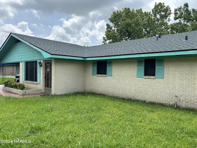 view of front of house featuring a front lawn