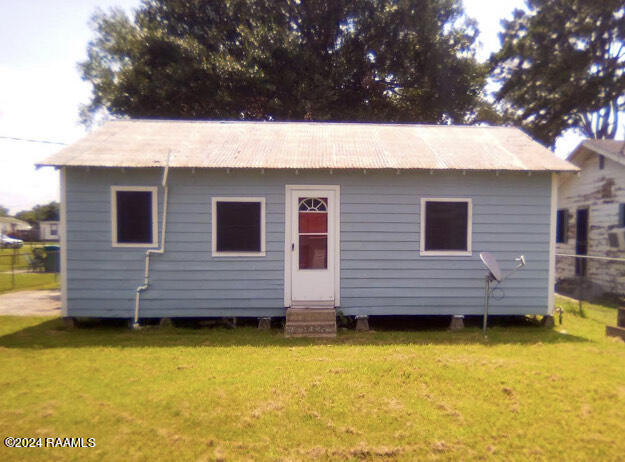 bungalow featuring a front lawn