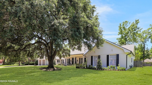 view of front of property featuring a front yard