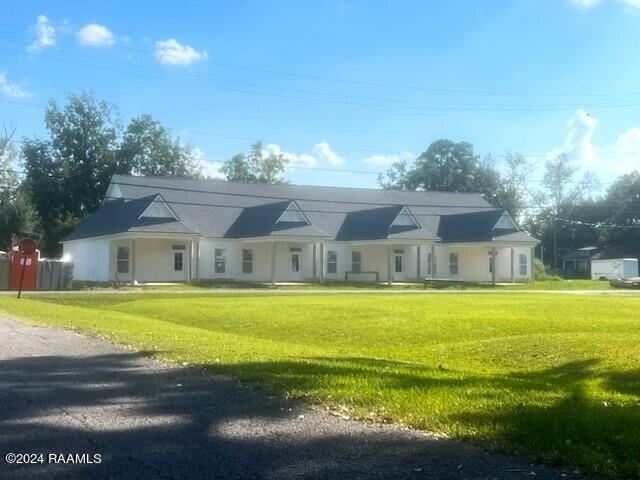 view of front of property with a front lawn