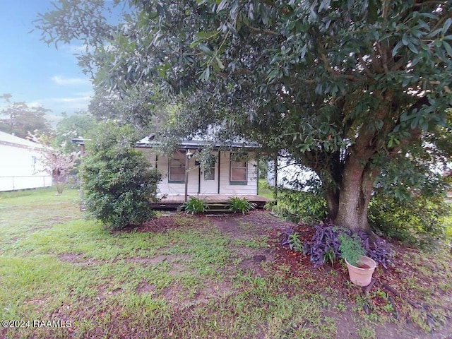 view of front of house featuring a front lawn and a wooden deck