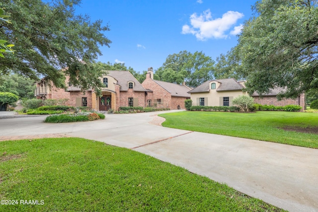 view of front of property with a front yard