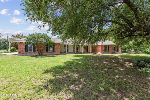 single story home with a front lawn