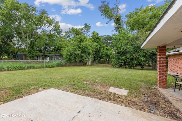 view of yard featuring a patio