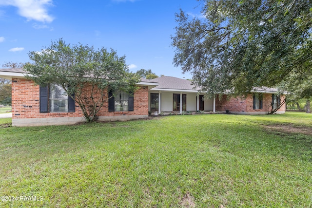 ranch-style home featuring a front yard