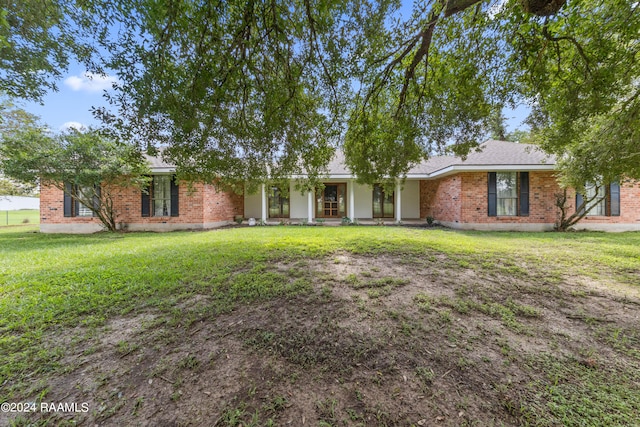 single story home with a front yard