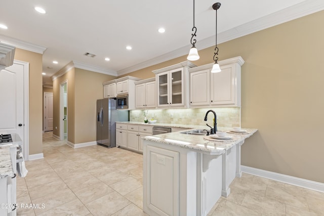 kitchen with stainless steel appliances, visible vents, backsplash, a sink, and a peninsula