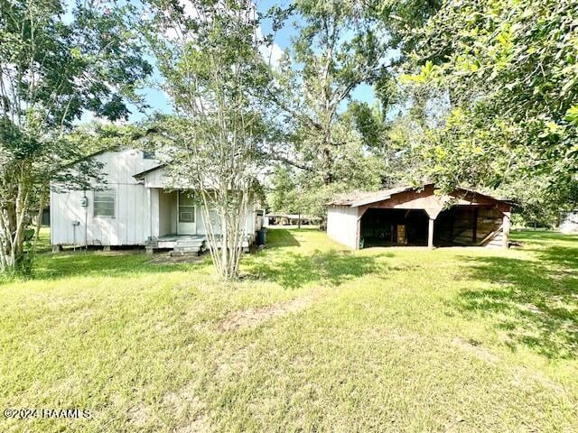 view of yard with an outbuilding