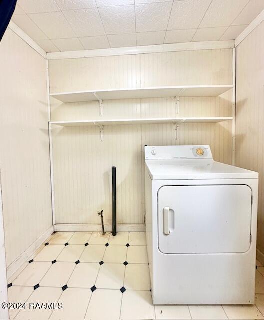 laundry room featuring washer / clothes dryer and light tile patterned flooring