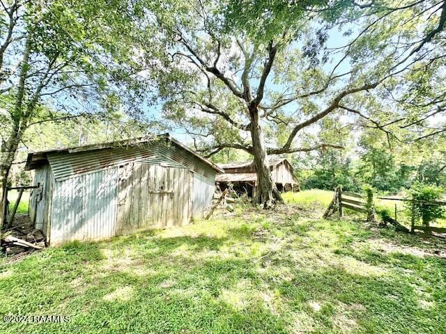 view of yard featuring an outbuilding