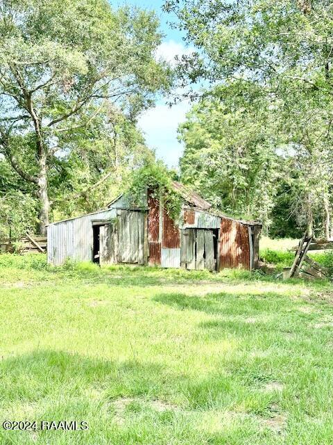 view of yard with an outdoor structure