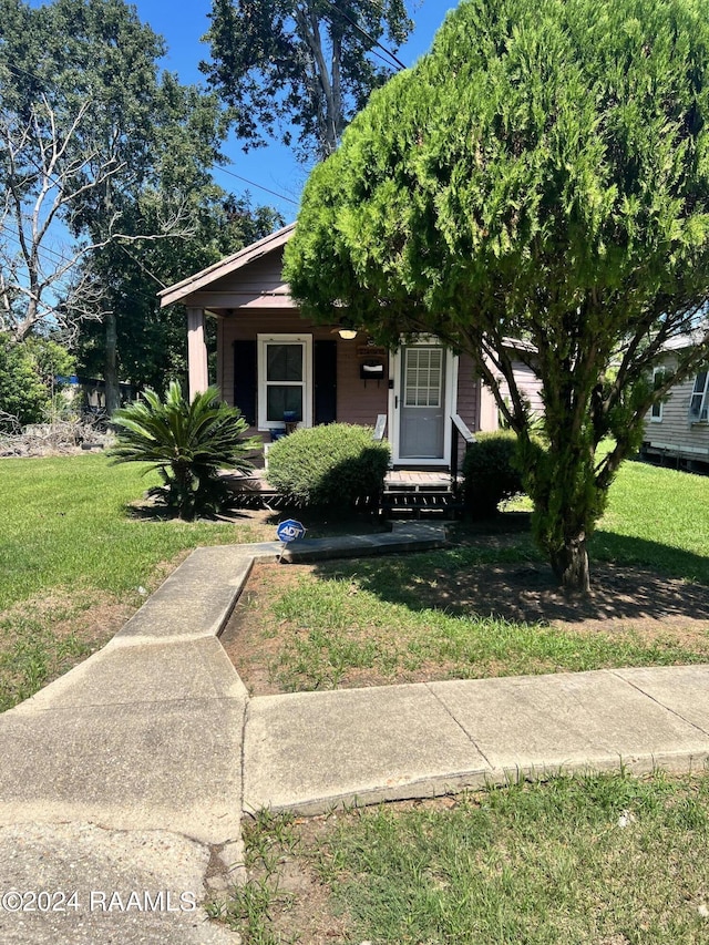 view of front of house featuring a front yard