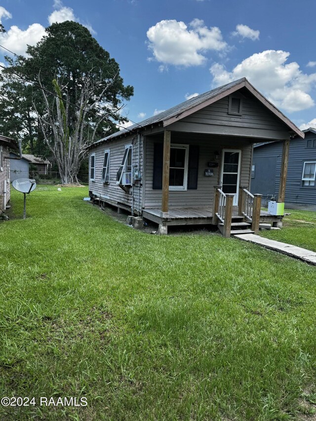 view of front of property featuring a front lawn