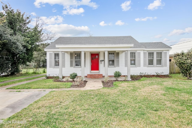 view of front of property featuring a front lawn and covered porch