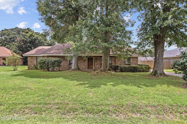 ranch-style home featuring a front lawn